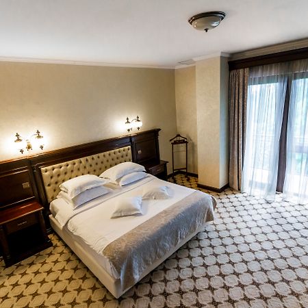 Hotel Golden House Крайова Экстерьер фото