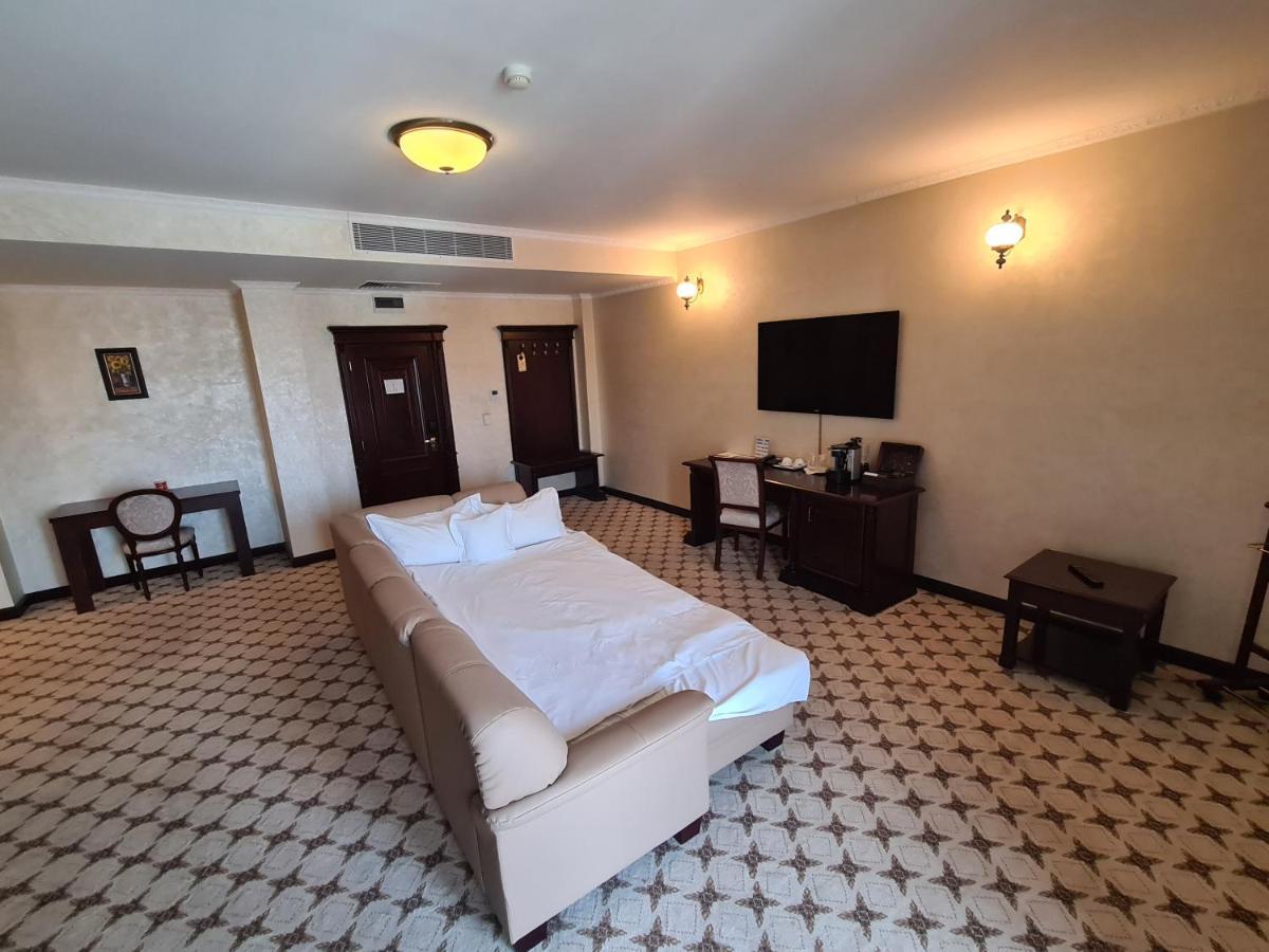 Hotel Golden House Крайова Экстерьер фото