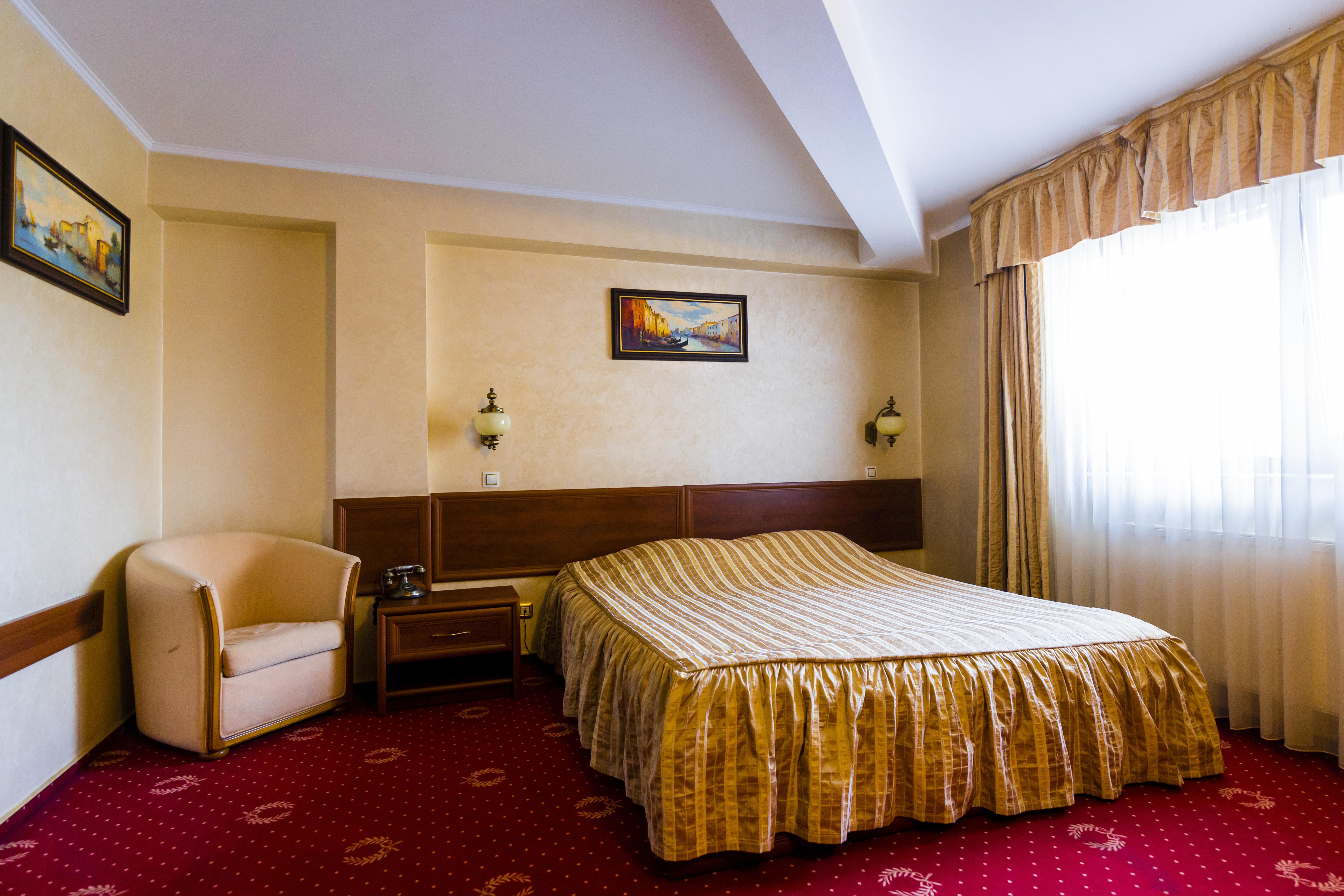 Hotel Golden House Крайова Экстерьер фото