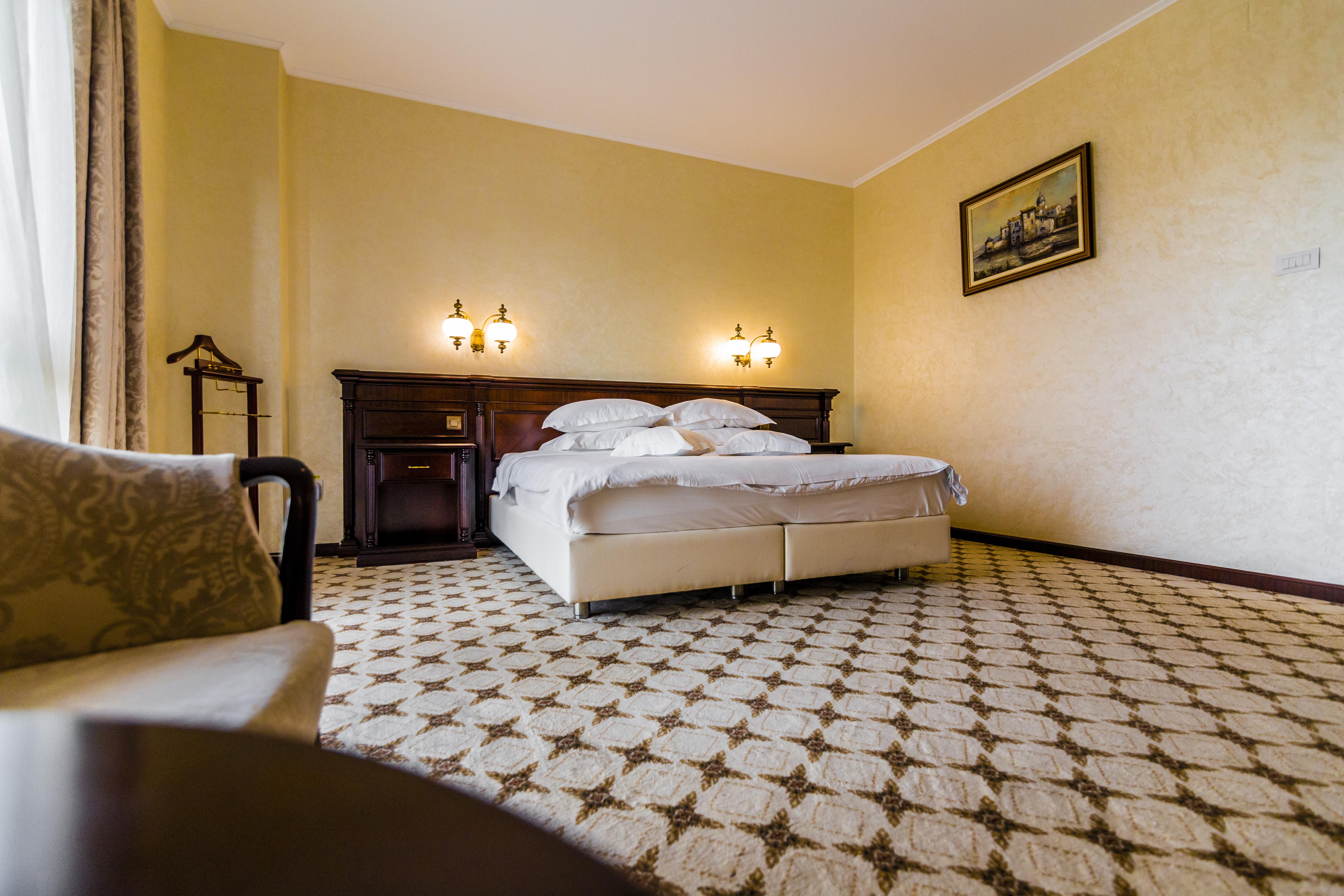 Hotel Golden House Крайова Экстерьер фото