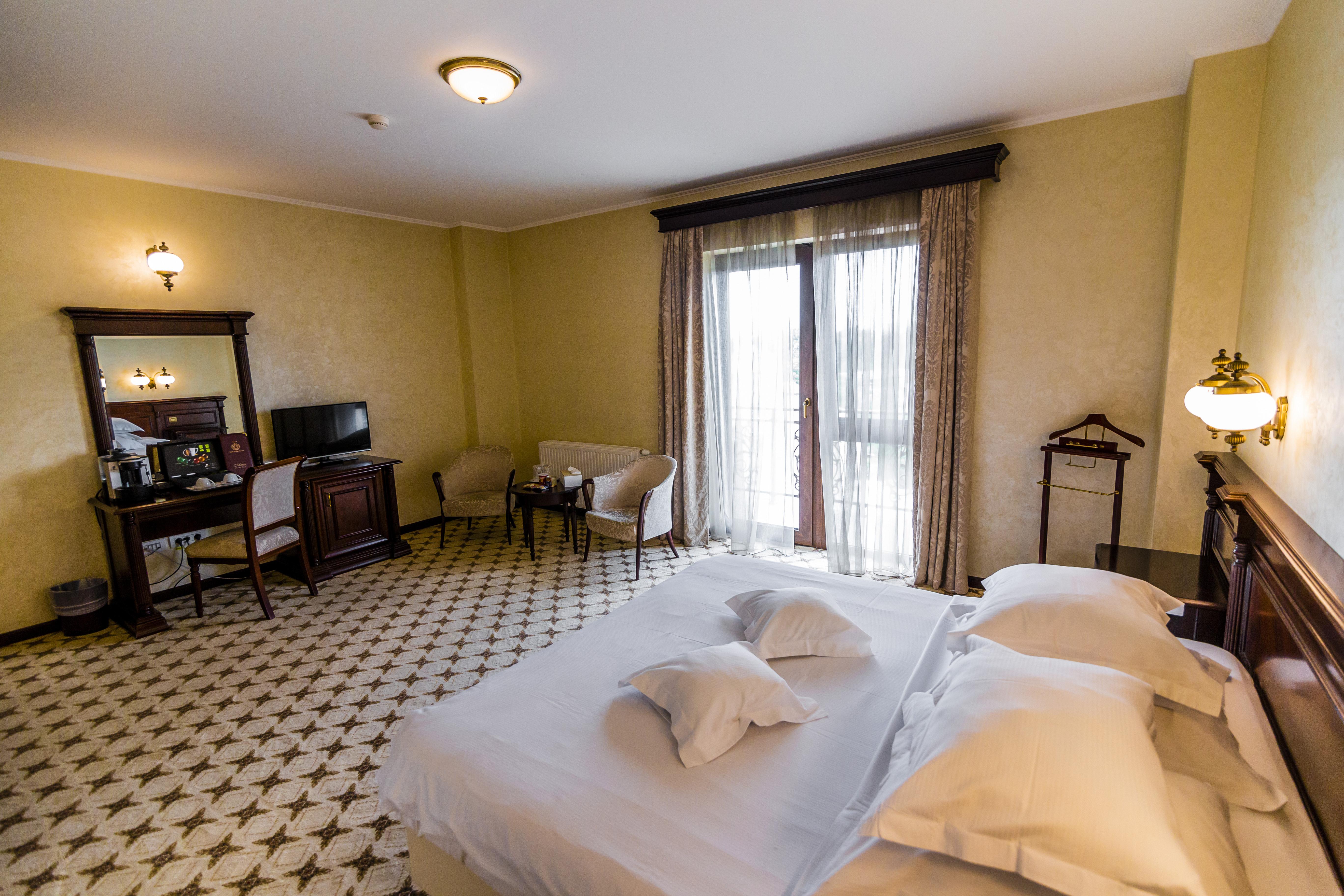 Hotel Golden House Крайова Экстерьер фото