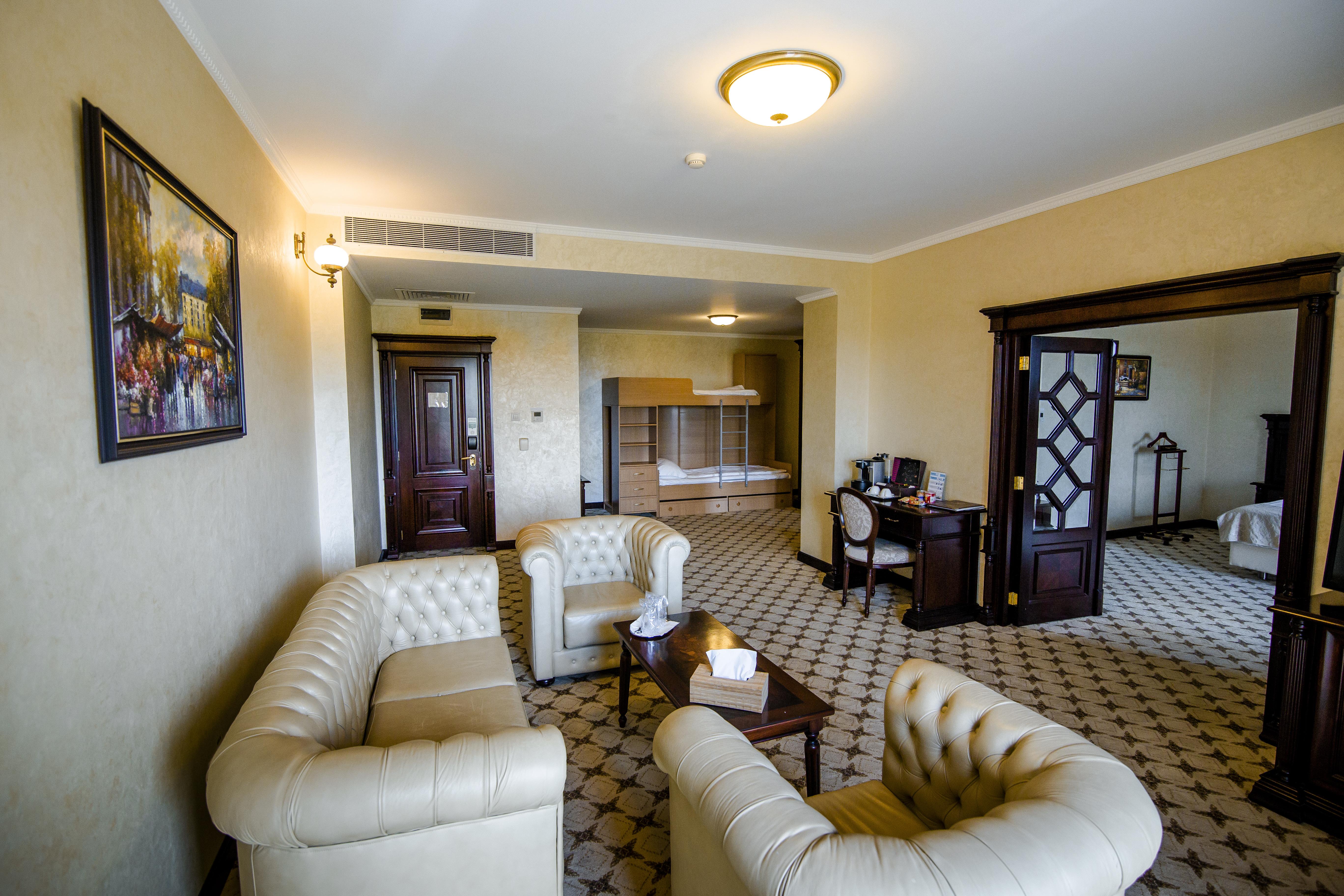 Hotel Golden House Крайова Экстерьер фото