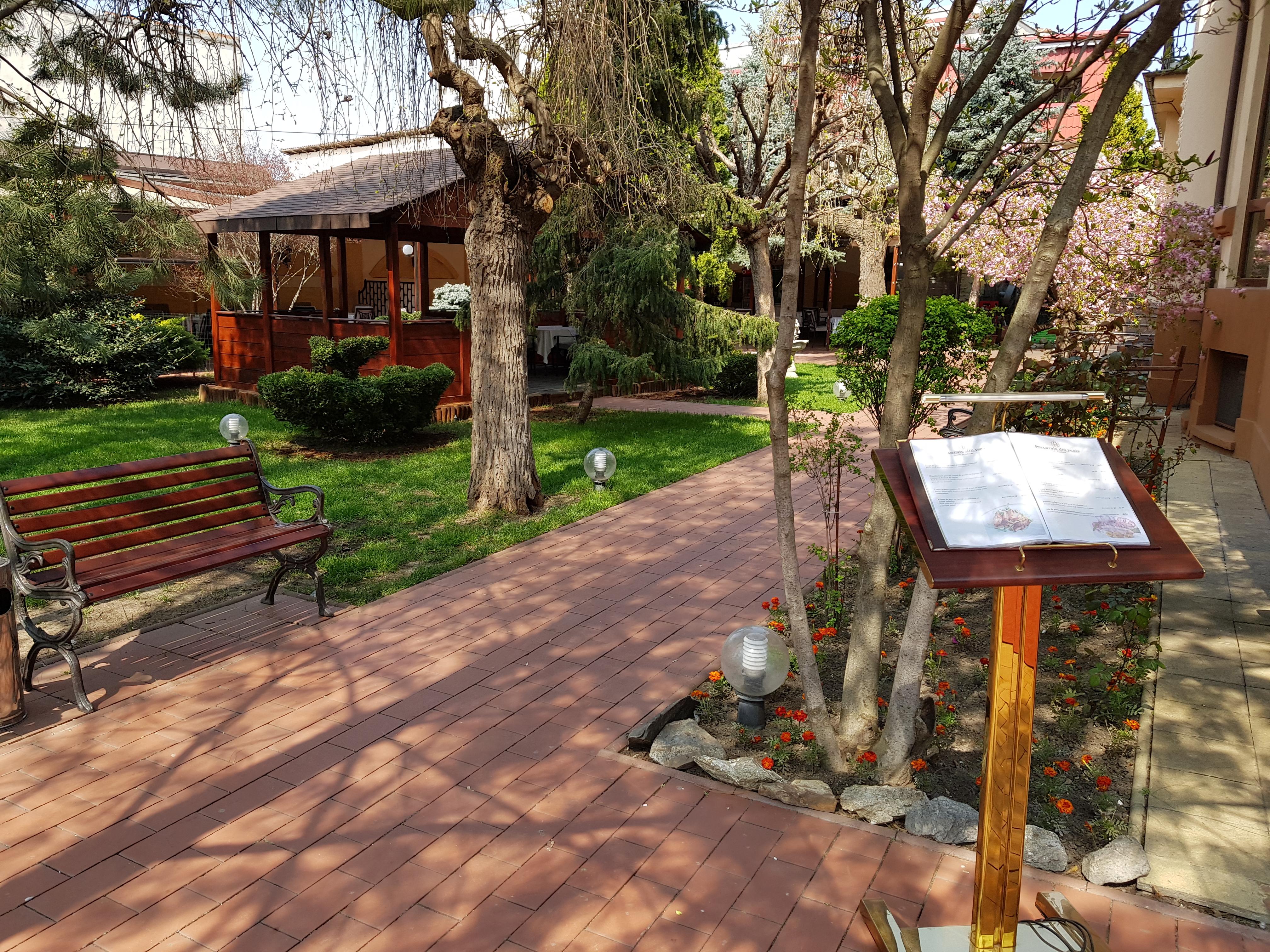Hotel Golden House Крайова Экстерьер фото